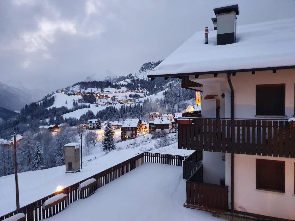 - un balcon enneigé d'une maison avec une montagne dans l'établissement Incantevole appartamento ai piedi del Passo Giau, à Selva di Cadore