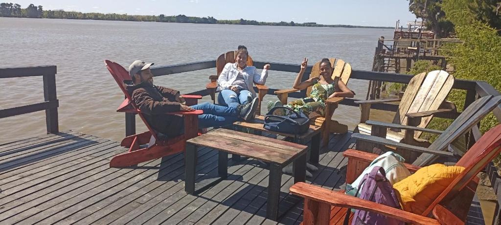 Tầm nhìn suối chảy gần nhà gỗ