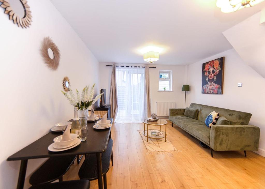 a living room with a couch and a table at Contemporary Hemel Hempstead Stay 2BR Sleeps 5 in Hemel Hempstead