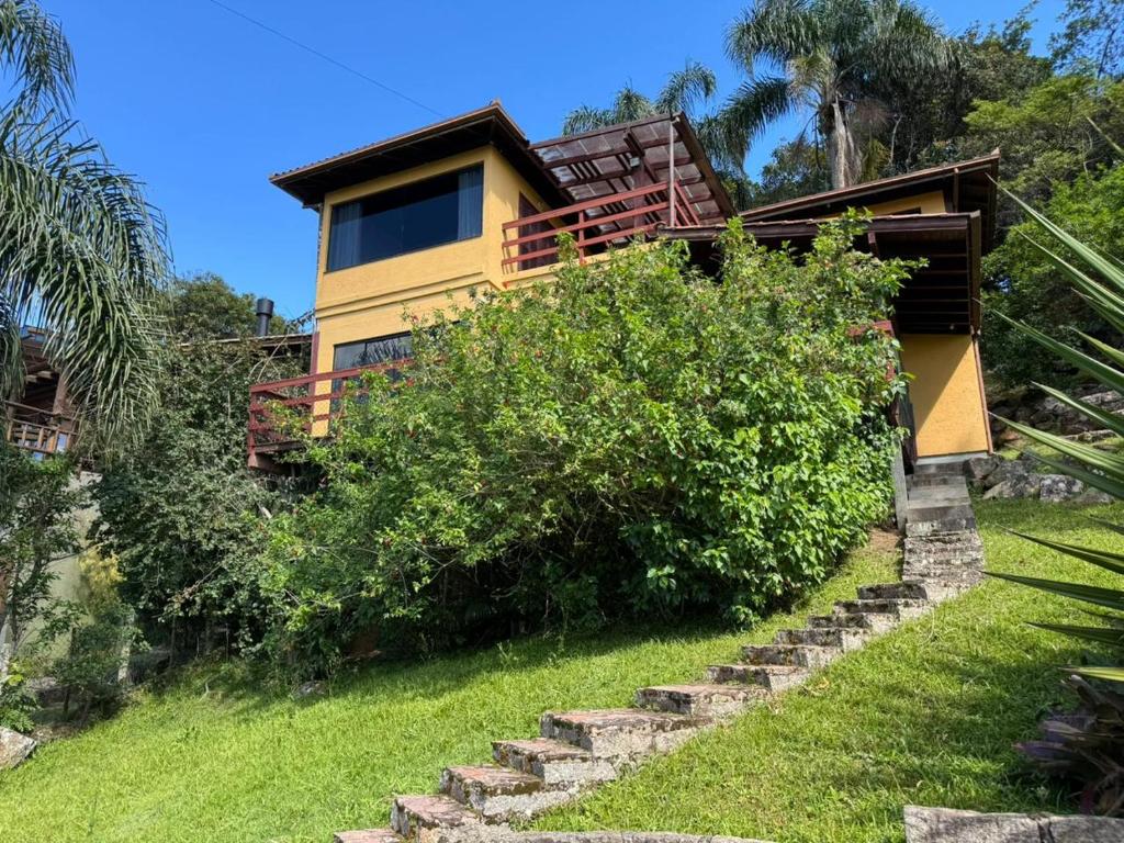 Zahrada ubytování Temporada de Casa apenas 500 metros da Praia da Gamboa SC