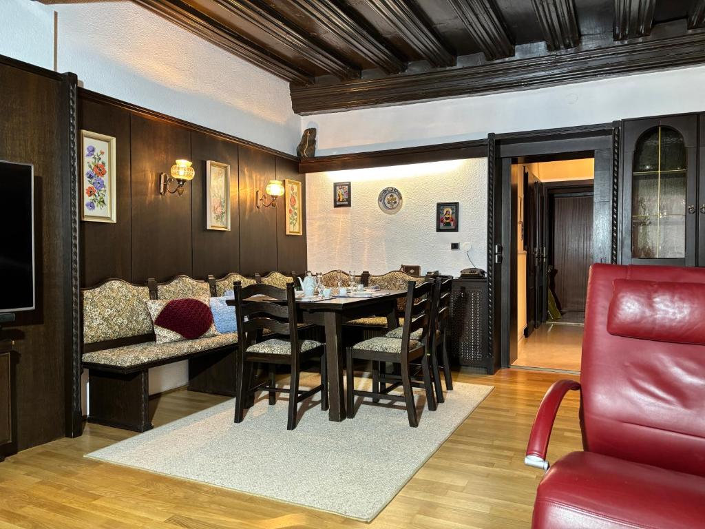 a dining room with a table and chairs at Ferienwohnung Altstadt Freistadt in Freistadt