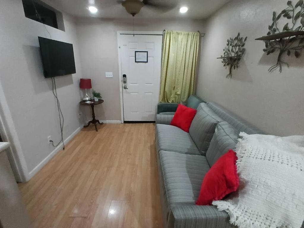 Una televisión o centro de entretenimiento en U3 - Comfortable 1 BR & 1 BA APT in DT PHX with pkg