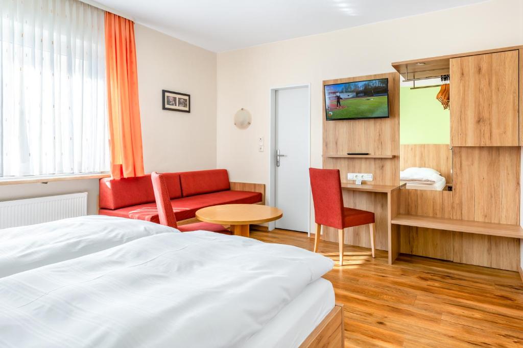 Postel nebo postele na pokoji v ubytování Hotel Pension Fruth