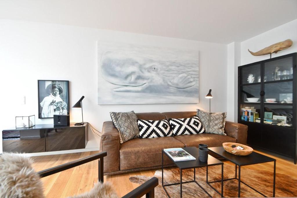 una sala de estar con un sofá y una mesa en Fewo Moby Dick, en Norderney