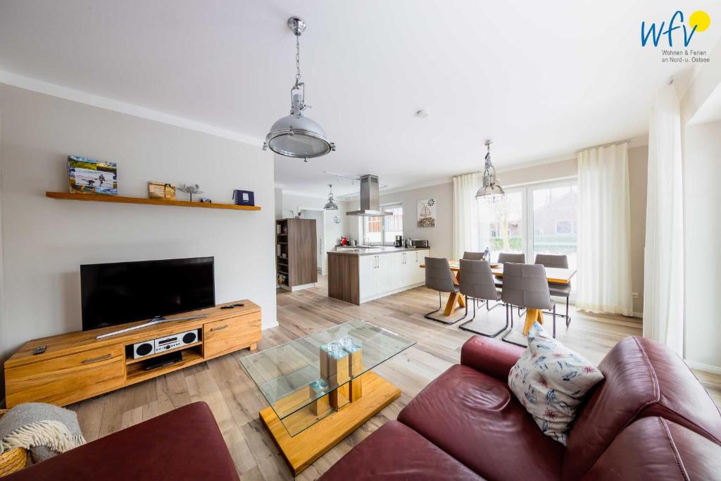 Televiisor ja/või meelelahutuskeskus majutusasutuses Ferienhaus Melkerpad 28 Ferienwohnung Inselzauber