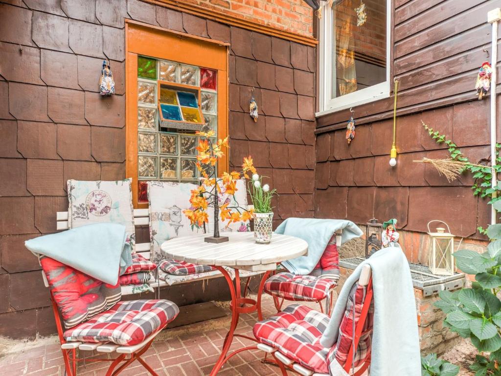 a table and chairs sitting on a patio at Ferienwohnung in der Nähe des Brockengipfels in Ilsenburg
