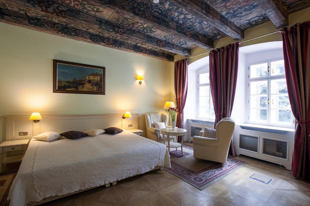 Postel nebo postele na pokoji v ubytování Tyn Yard Residence