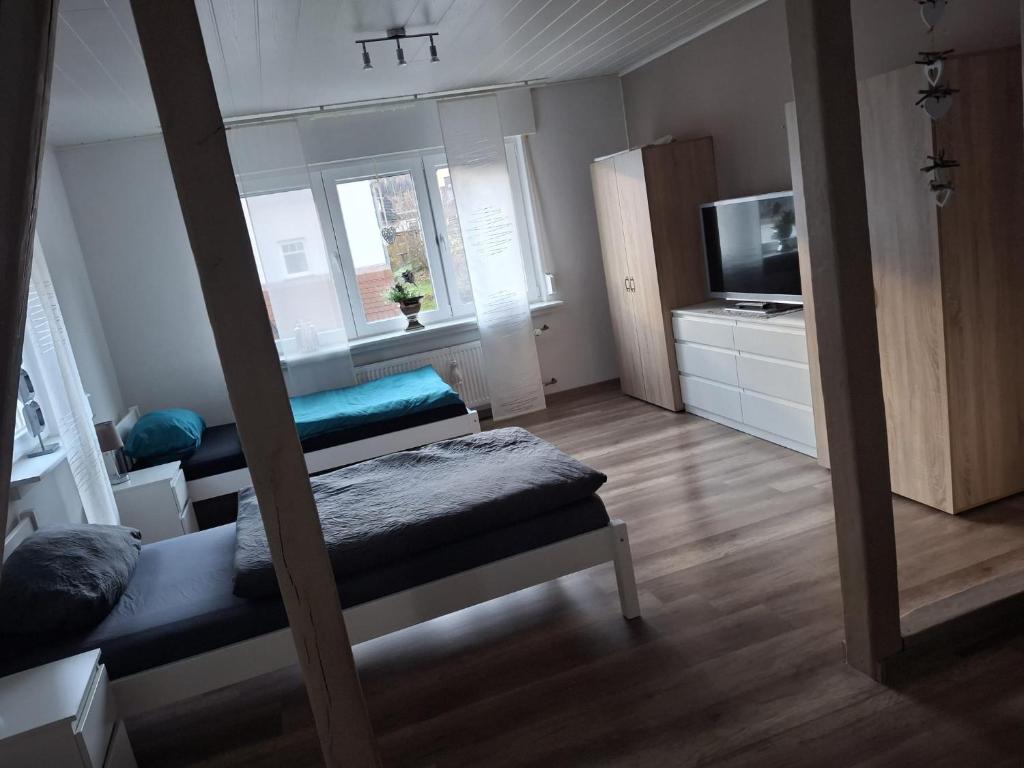 a small room with a bed and a television at Monteurwohnung in Wilnsdorf