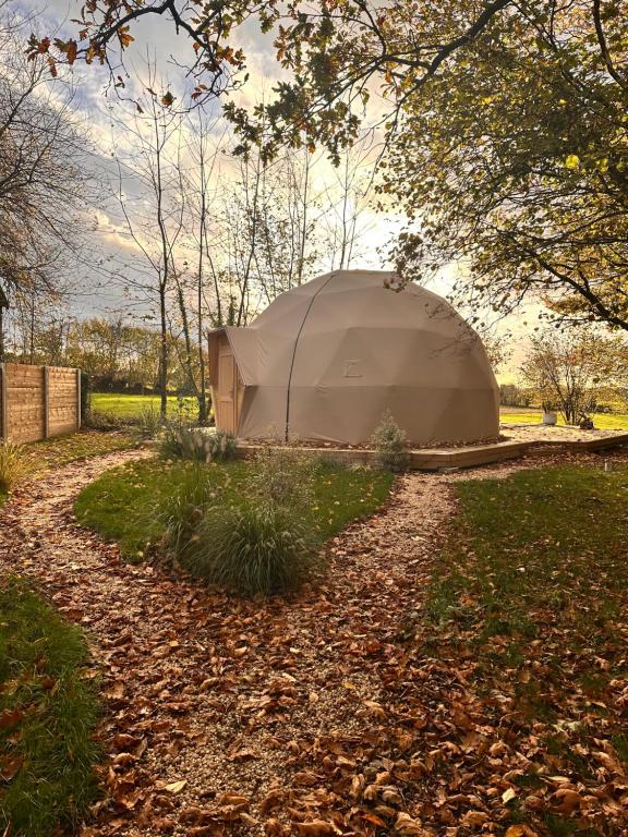 Ein Garten an der Unterkunft La bulle d'Ostara