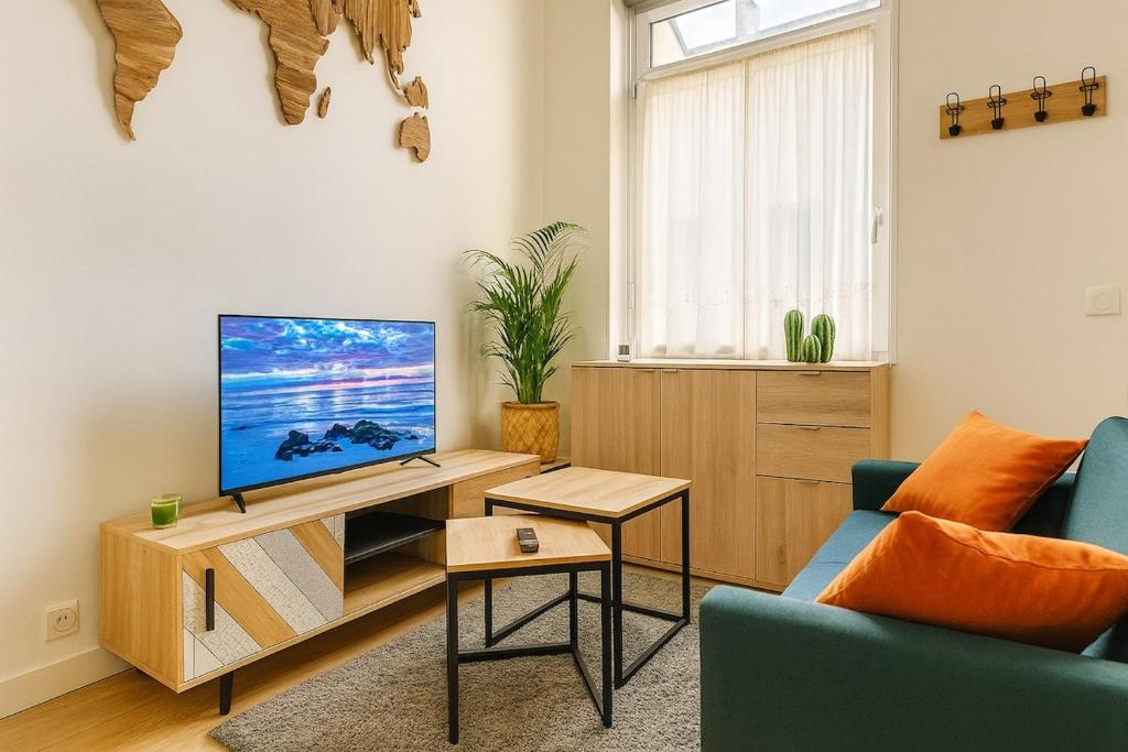 TV a/nebo společenská místnost v ubytování Escape Studio ! Cozy & practical in Seclin Center