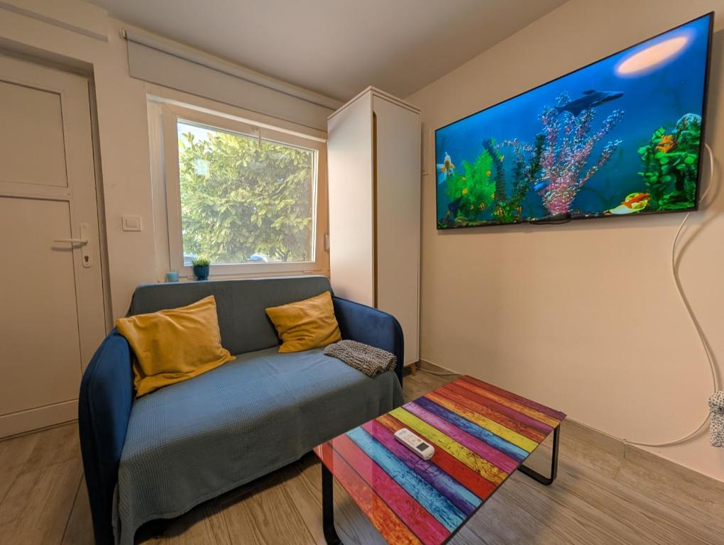 Μια τηλεόραση ή/και κέντρο ψυχαγωγίας στο Secluded Studio in Central Sesvete