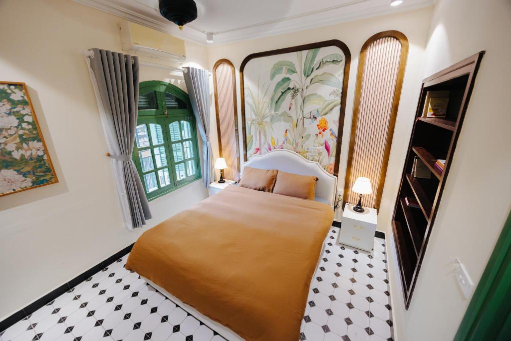 Giường trong phòng chung tại Deluxe Indochine 2BR & 1BA Panorama view in Hoan Kiem & Old Quarter