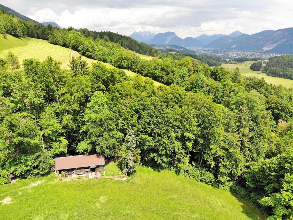 eine Luftansicht eines Hauses auf einem Hügel mit Bäumen in der Unterkunft Wildromantische Berghütte mit Traum-Panorama in Haus