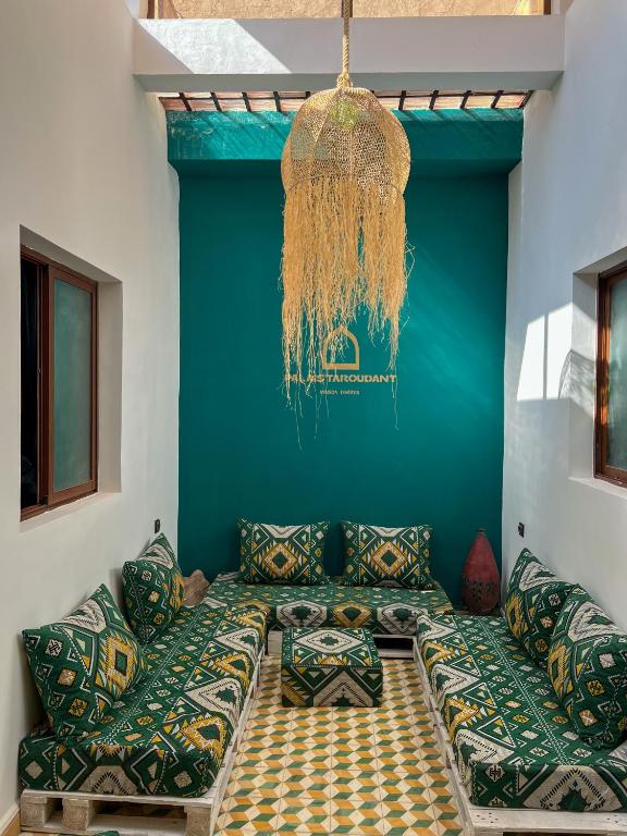 ein Wohnzimmer mit einem Sofa und einer blauen Wand in der Unterkunft Palais Taroudant in Taroudant