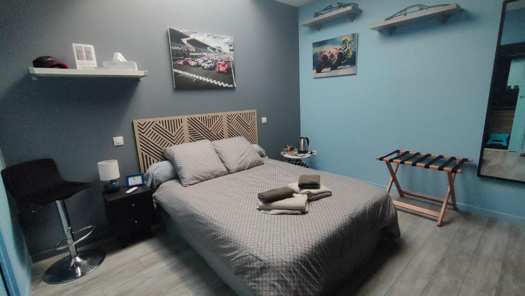 Postel nebo postele na pokoji v ubytování LOFT Descartes