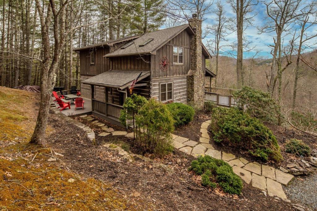 ein kleines Haus mitten im Wald in der Unterkunft Cozy Cabin in Vilas