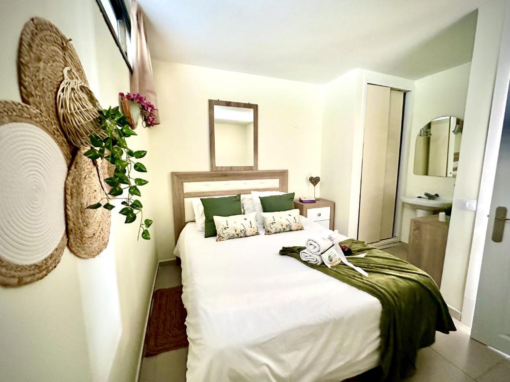 En eller flere senge i et værelse på Seafront Serenity Suite by Deihu Experiences