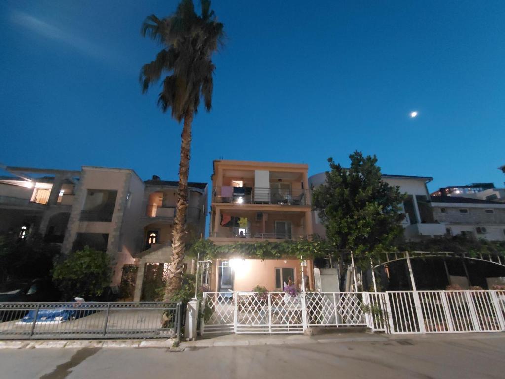 Το κτήριο όπου στεγάζεται  το δωμάτιο σε οικογενειακή κατοικία