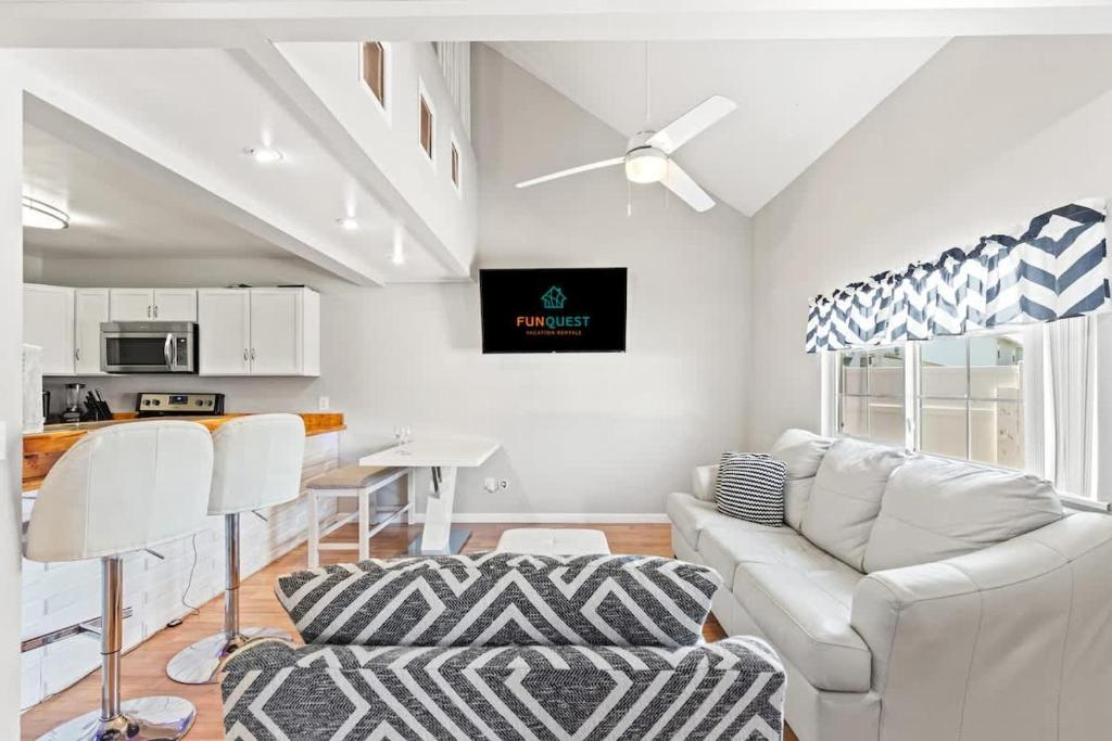 TV a/nebo společenská místnost v ubytování 5218 Beach Dr C