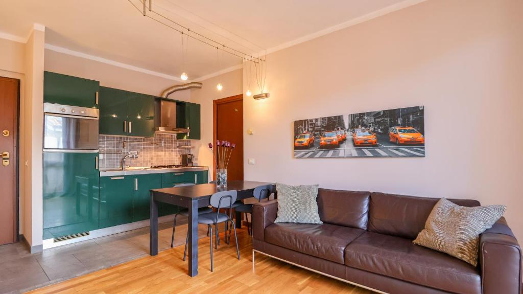 Nhà bếp/bếp nhỏ tại Modern Loft - with Balcony and Parking