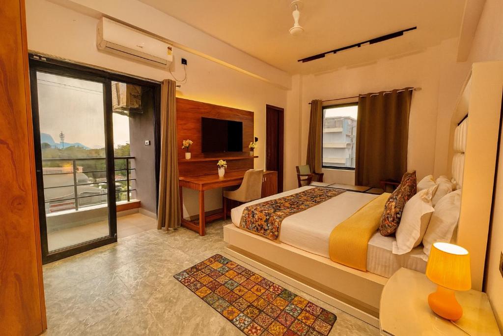 Krevet ili kreveti u jedinici u okviru objekta Hotel Aura - A Luxury Hotel & Resort, Haridwar