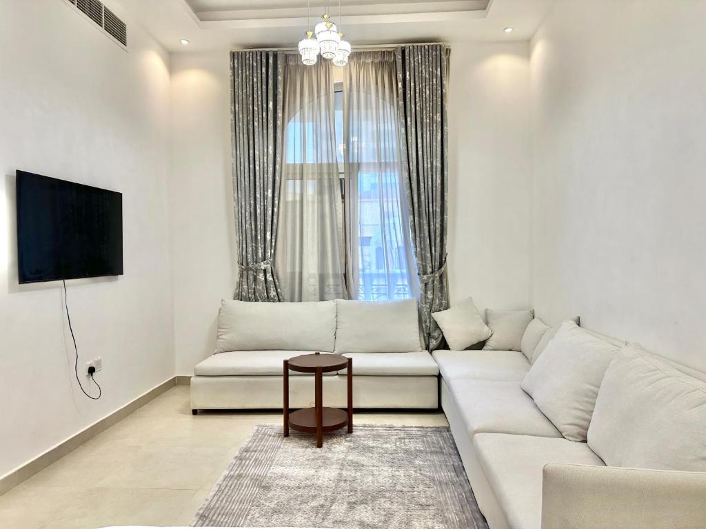Μια τηλεόραση ή/και κέντρο ψυχαγωγίας στο 1-Bedroom Apartment with Balcony, Ajman