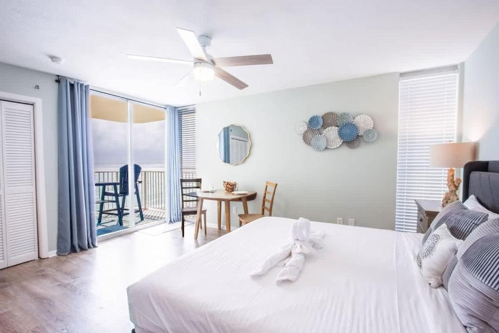 Postel nebo postele na pokoji v ubytování Long Beach T4 807E