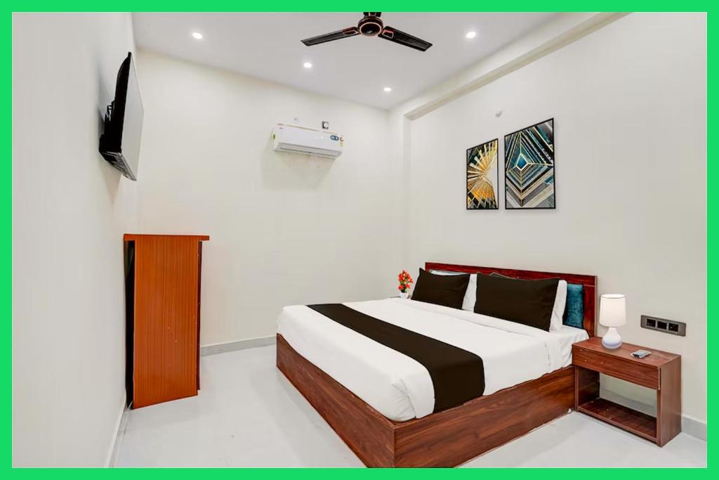 une chambre avec un lit et un ventilateur de plafond dans l'établissement Hotel Mahaveera Galaxy Inn Near Kashi Vishwanath Temple - Restaurants # Free Wi-Fi And Parking Facilities - Fully Air conditioning Room- Best Hotel In Varanasi, à Varanasi