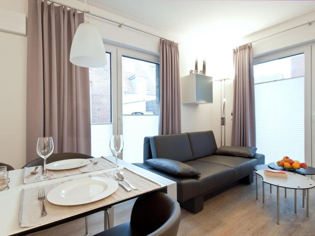 una sala de estar con un sofá y una mesa en Palais Garteneck 4, en Norderney