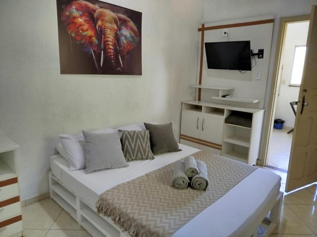 - une chambre avec un lit et une photo d'éléphant dans l'établissement Sunset Flats - Bonito Flat na Rua Pituba 1 , bem perto das praias urbanas! Itacare BA 2, à Itacaré