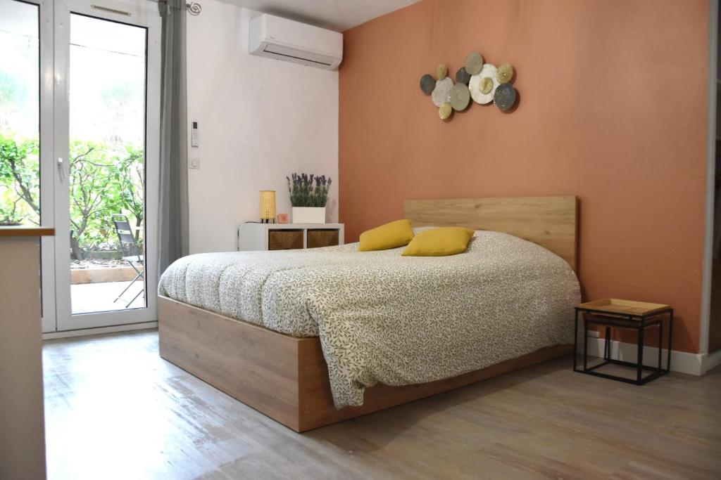 Postel nebo postele na pokoji v ubytování Élégant studio Gréoux Les Bains