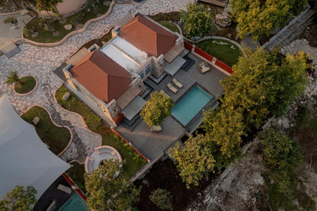 une vue aérienne d'une maison avec piscine dans l'établissement Wild Forest, à Sasan Gir