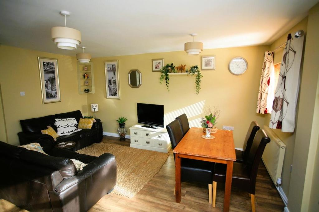 una sala de estar con un sofá y una mesa en Spacious Annexe in central Colchester, en Lexden