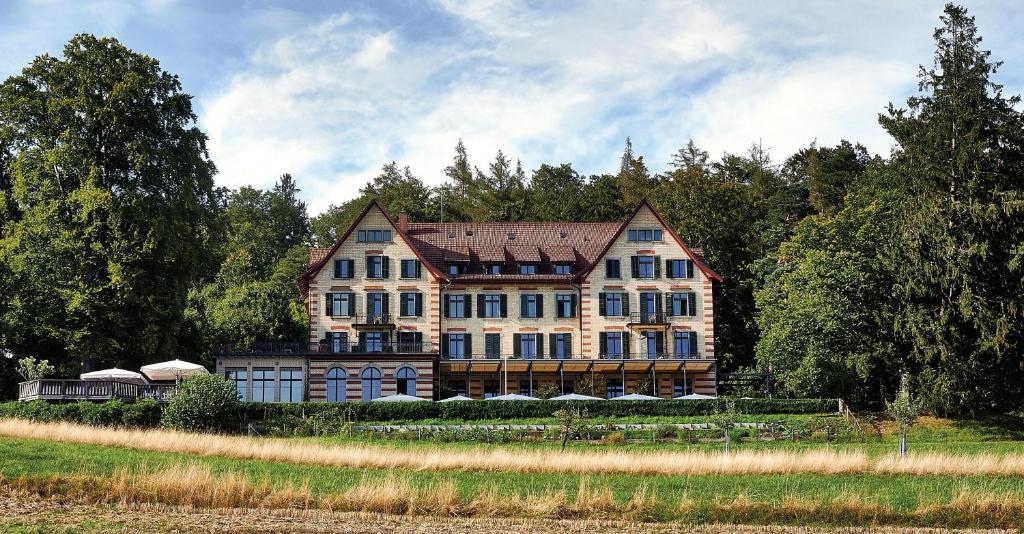 uma casa grande no meio de um campo em Sorell Boutique-Hotel Zürichberg em Zurique