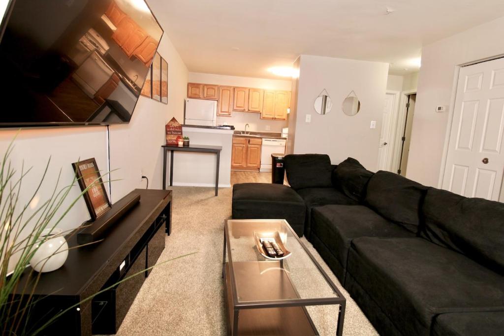 Kuchyň nebo kuchyňský kout v ubytování Spacious 1BR with Full Kitchen & Laundry