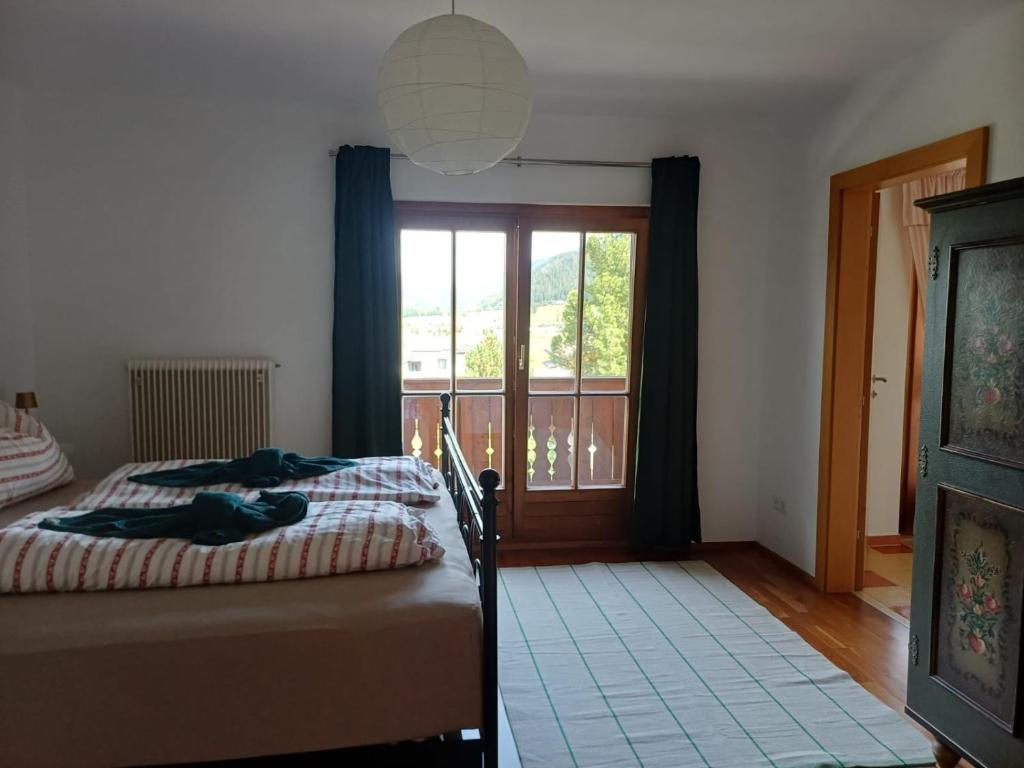 ein Schlafzimmer mit einem Bett und einem großen Fenster in der Unterkunft Privatzimmervermietung Wiederkehr in Altenmarkt im Pongau