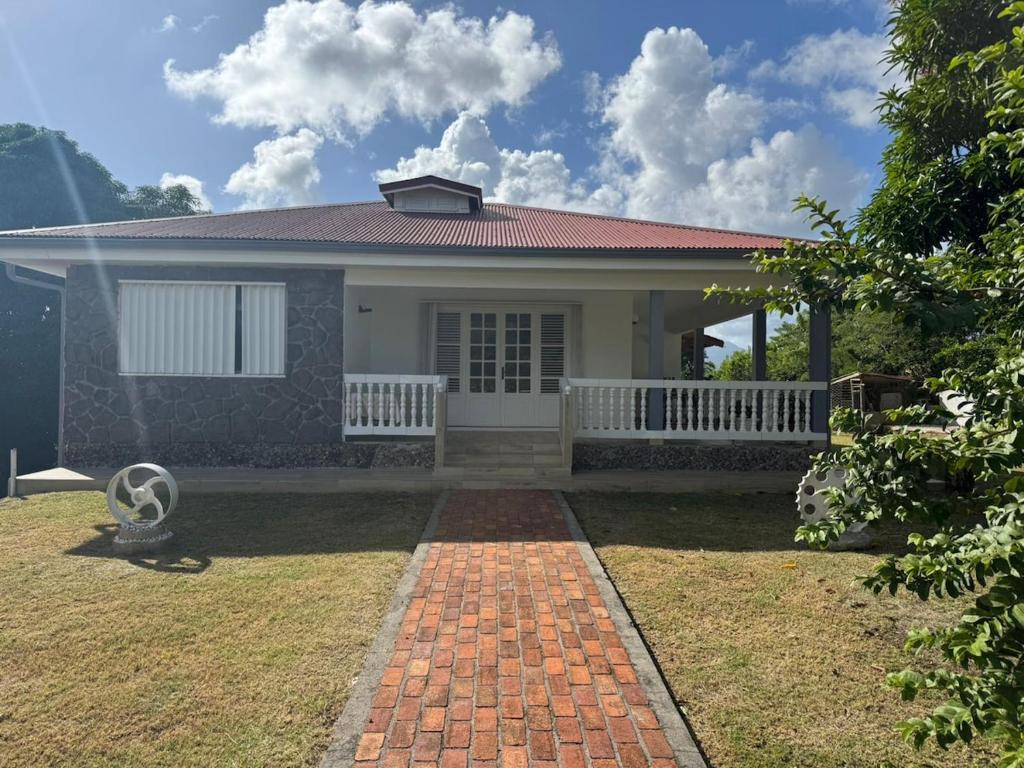 Το κτήριο όπου στεγάζεται  η παραθεριστική κατοικία