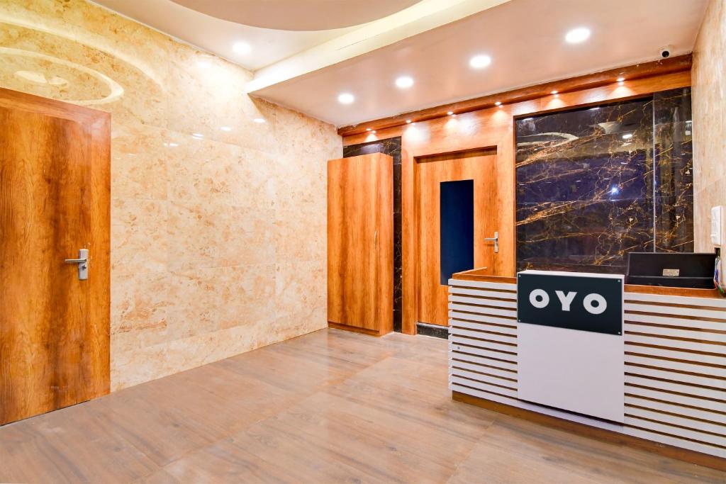 Un vestidor con un cartel de Vox en un mostrador. en Hotel O Grand Inn, en kolkata