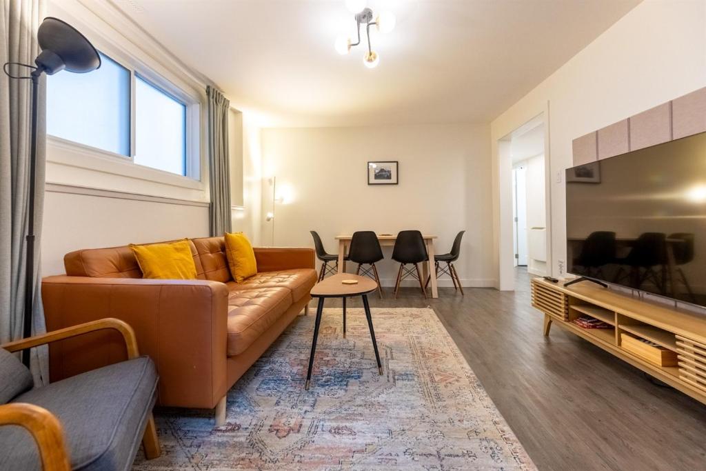 ファーニーにあるElkview by Fernie Central Reservationsのソファとテレビのあるリビングルーム