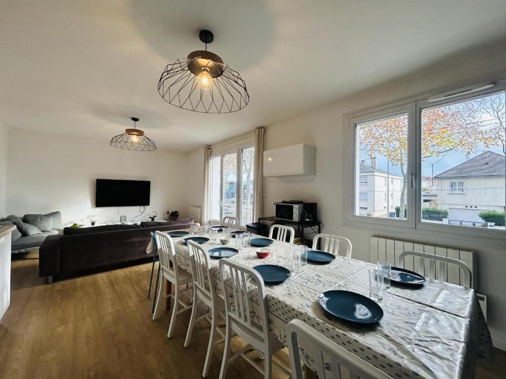 a dining room with a long table and chairs at Casa Grand Groupe in Sorges