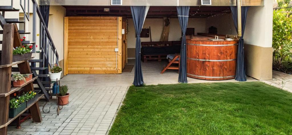 Κήπος έξω από το Izabell Vendégház