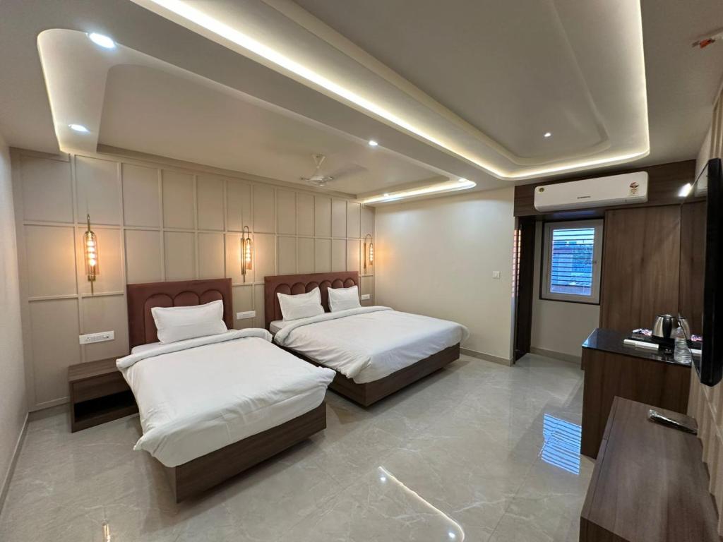 Giường trong phòng chung tại Hotel Sanidhyam Bliss