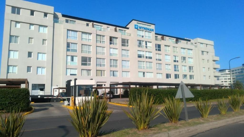 ein großes weißes Gebäude mit Pflanzen davor in der Unterkunft LOFT DE BAHIA GRANDE NORDELTA Tigre in Benavídez