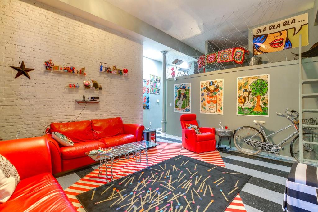 Posezení v ubytování Heart of St Louis! Walkable Soulard Apt with Loft