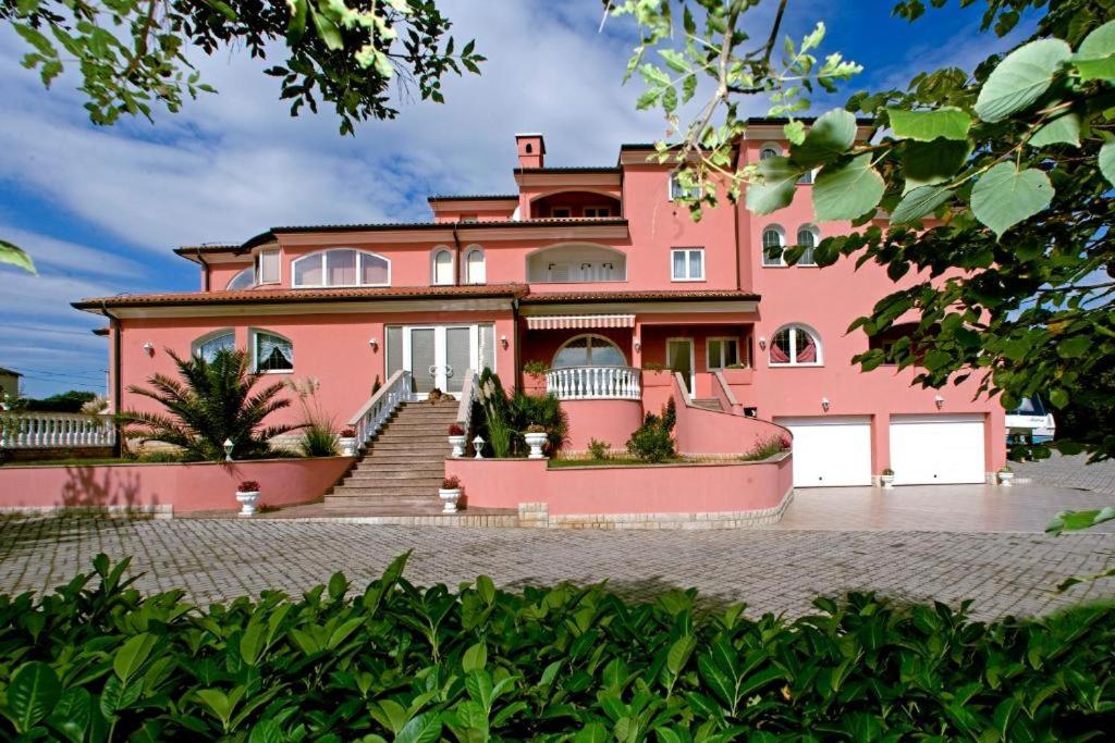 Galeriebild der Unterkunft Apartments and Rooms Villa Chiara in Krnica