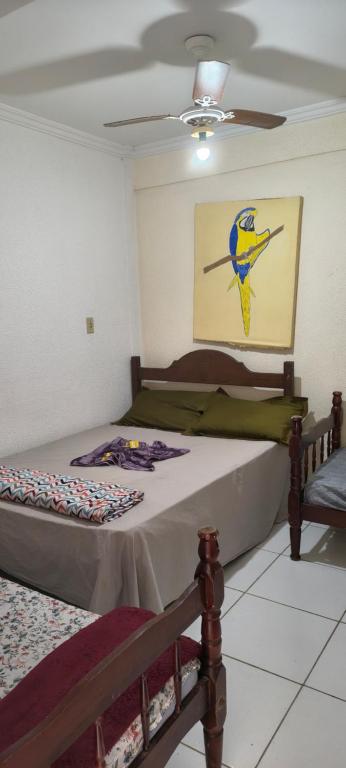 ein Schlafzimmer mit einem Bett und einer Decke in der Unterkunft Pousada Mar De Estrelas in Angra dos Reis