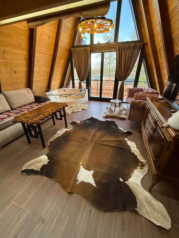 uma sala de estar com um tapete no chão em Beaver lodge - Dabrova Koliba em Bijeljina