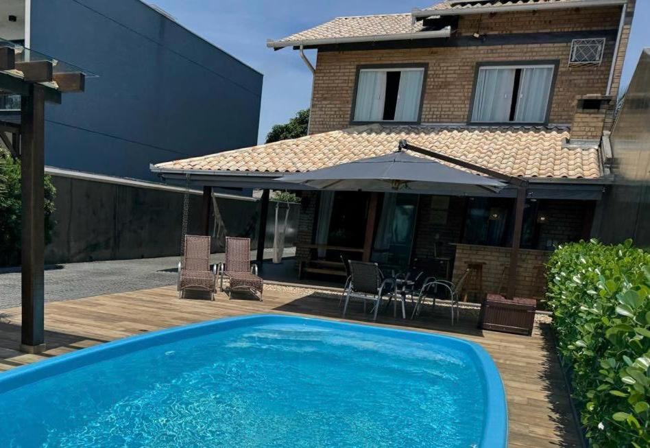 ein Swimmingpool vor einem Haus in der Unterkunft Refúgio Rustico em Penha in Penha