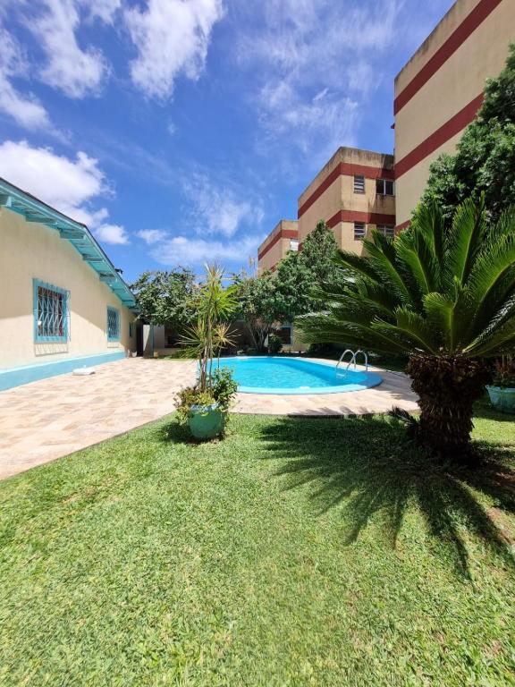 ein Pool in einem Hof neben einem Gebäude in der Unterkunft Coração de São Gabriel in São Gabriel