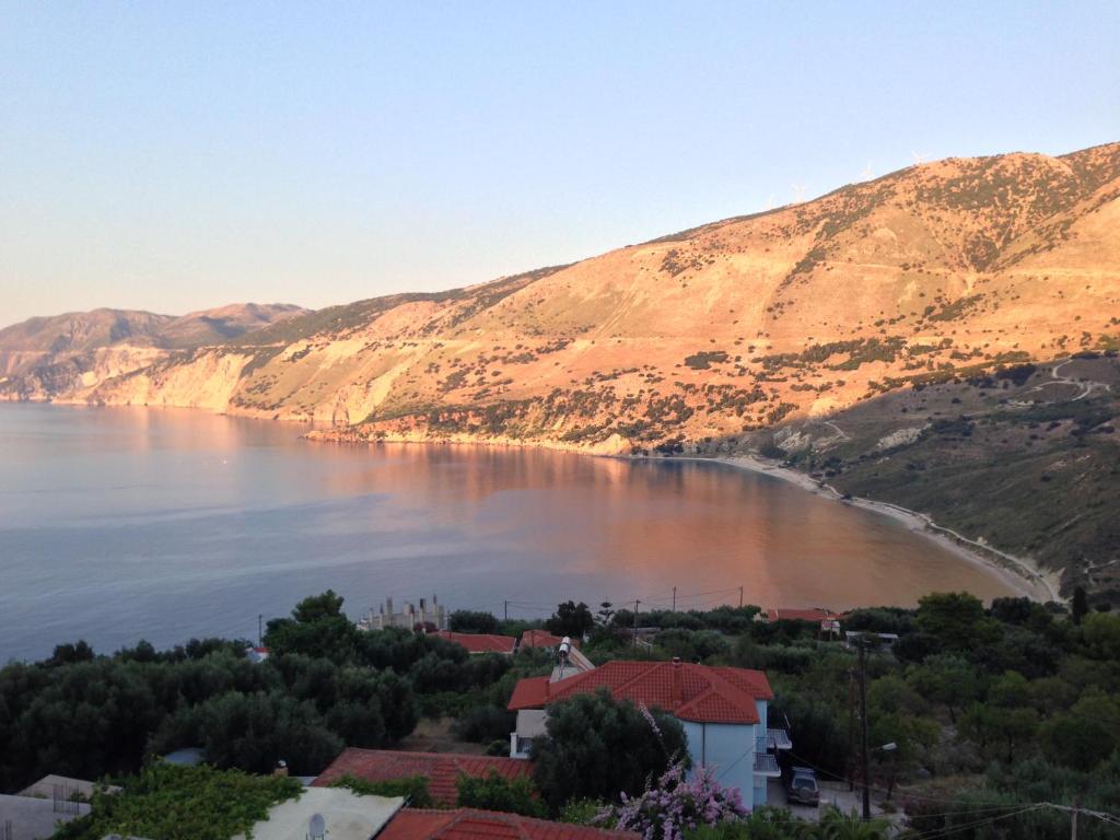 a view of a body of water with a mountain at Europe Studios in Zóla